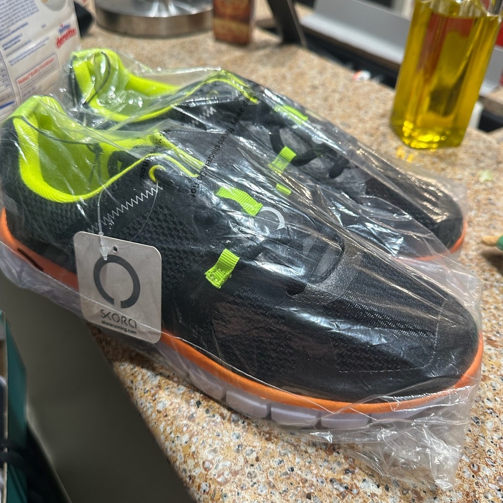 4TRUNR Men's Athletic Shoes - Black and Orange